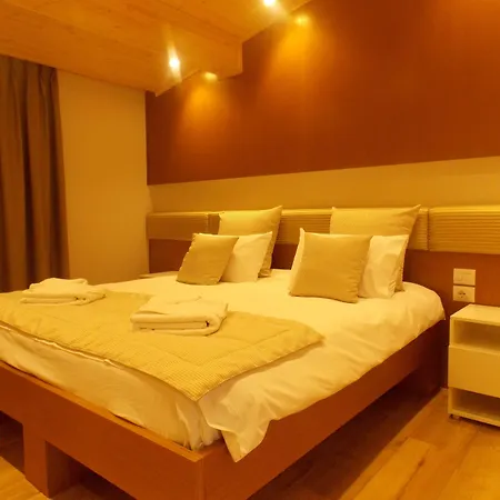 Queen 4* Selitë e Vogël