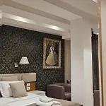 Queen 4*