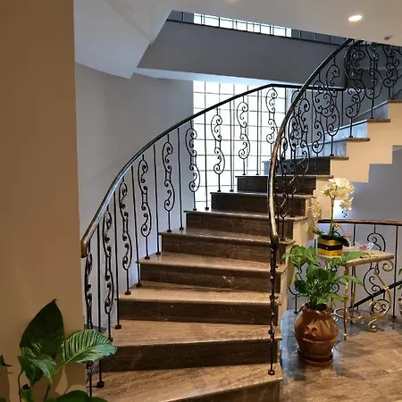 Queen 4* Selitë e Vogël