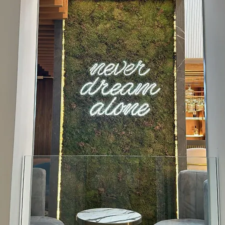 Queen Otel Selitë e Vogël